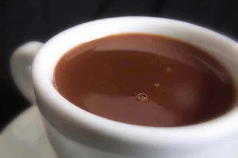 Chocolate quente cremoso com barra