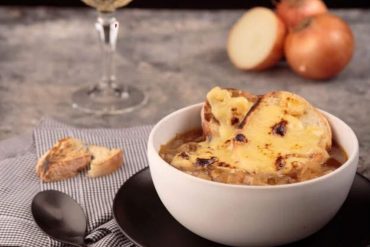 A melhor receita de sopa de cebola clássica francesa gratinada