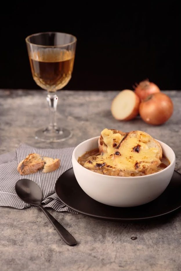 Sopa de cebola clássica francesa com pão tostado e Gruyère Sopa de cebola clássica francesa com pão tostado e Gruyère