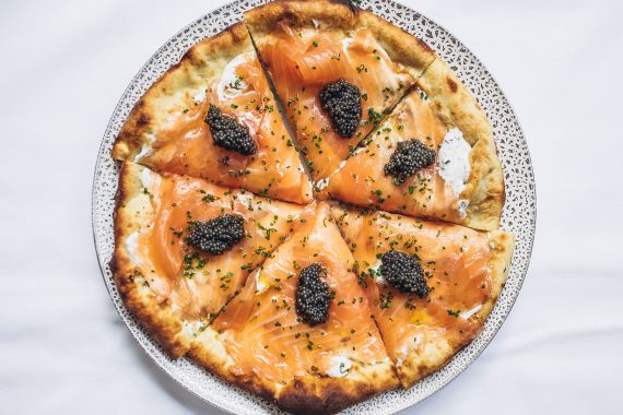 Maravilhosa! A receita da famosa pizza de salmão defumado do Spago